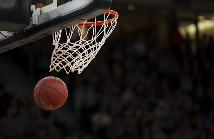 NBA季后赛篮球比赛直播画面 - 球员投篮瞬间